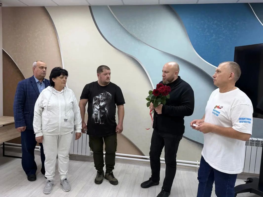 Дмитрий Панков вручил государственную награду матери героя Дмитрий Панков вручил государственную награду матери героя