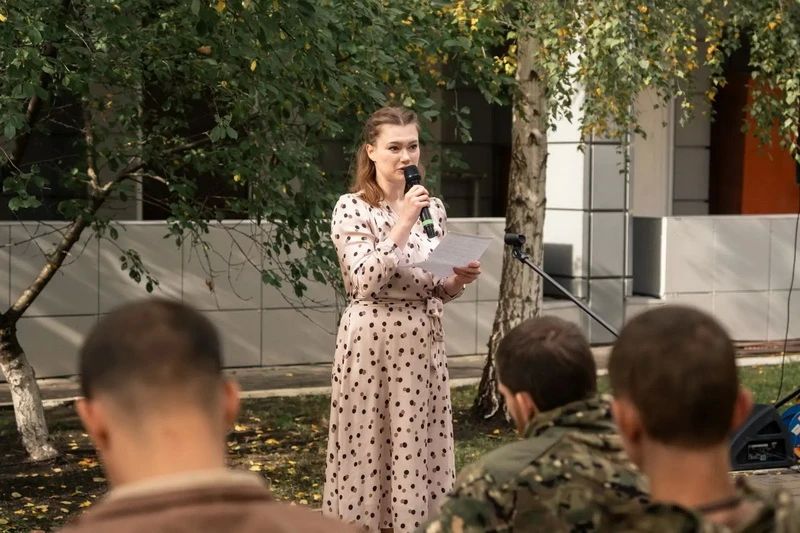 В День отца представитель общественного Совета при ОМВД России " Белгородский" Алина Колотилова при участии активистов "Движения первых" организовала концерт в военном госпитале В День отца представитель общественного Совета при ОМВД России " Белгородский" Алина Колотилова при участии активистов "Движения первых" организовала концерт в военном госпитале