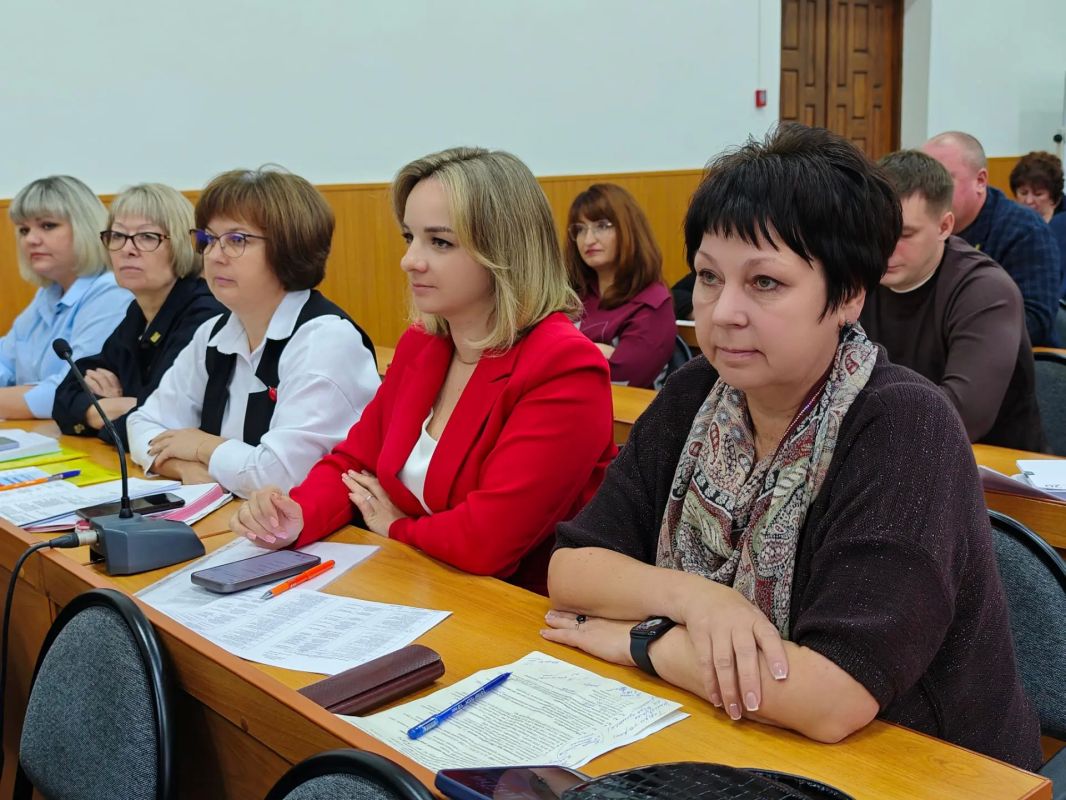 Николай Нестеров: По традиции начал рабочую неделю с совещания с заместителями, руководителями территориальных администраций и структурных подразделений округа Николай Нестеров: По традиции начал рабочую неделю с совещания с заместителями, руководителями территориальных администраций и структурных подразделений округа
