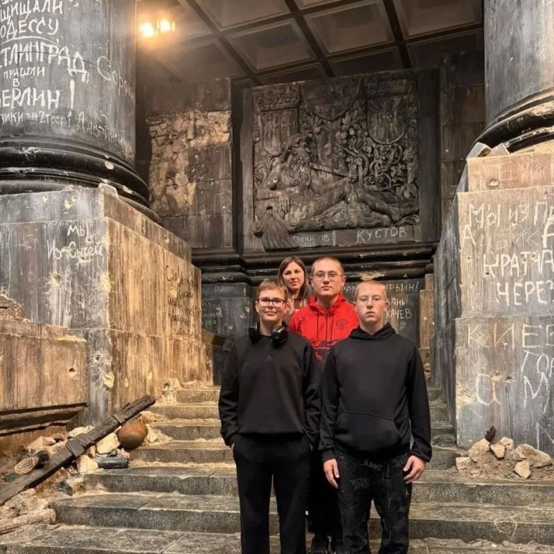 В московском центре «Патриот» собрались Первые со всей страны — там проходит финальное мероприятие Всероссийского форума школьных музеев «Память жива» В московском центре «Патриот» собрались Первые со всей страны — там проходит финальное мероприятие Всероссийского форума школьных музеев «Память жива»