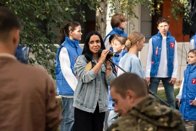 В День отца представитель общественного Совета при ОМВД России " Белгородский" Алина Колотилова при участии активистов "Движения первых" организовала концерт в военном госпитале В День отца представитель общественного Совета при ОМВД России " Белгородский" Алина Колотилова при участии активистов "Движения первых" организовала концерт в военном госпитале