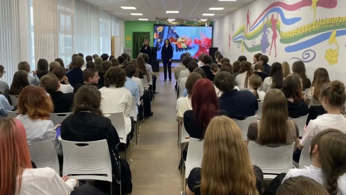 Белгородские автоинспекторы в преддверии осенних каникул организовали профилактические беседы по соблюдению дорожных правил