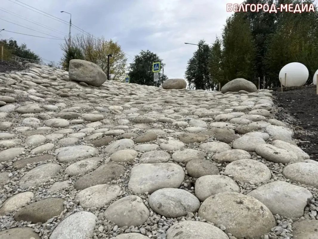 В сквере на набережной Везёлки в Белгороде появилась каменная река В сквере на набережной Везёлки в Белгороде появилась каменная река