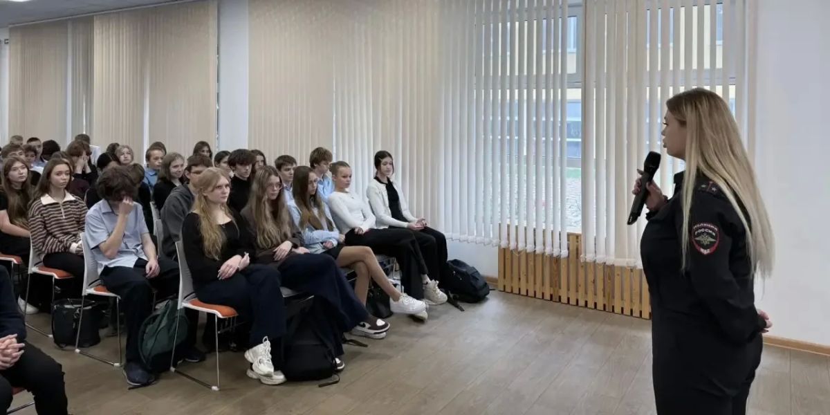 Белгородские автоинспекторы в преддверии осенних каникул организовали профилактические беседы по соблюдению дорожных правил Белгородские автоинспекторы в преддверии осенних каникул организовали профилактические беседы по соблюдению дорожных правил