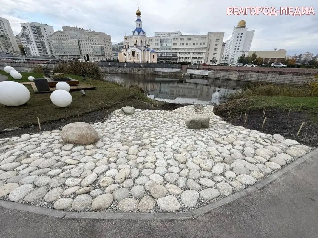 В сквере на набережной Везёлки в Белгороде появилась каменная река В сквере на набережной Везёлки в Белгороде появилась каменная река
