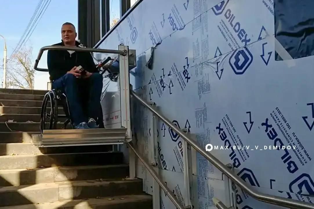 В переходе «Энергомаш» протестировали подъёмник для колясочников