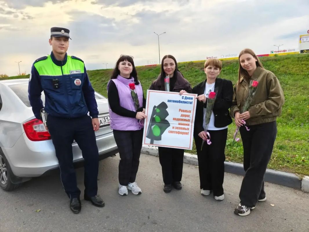 Белгородские автоинспекторы поддержали праздничный автопробег автоледи-педагогов в преддверии Дня автомобилиста