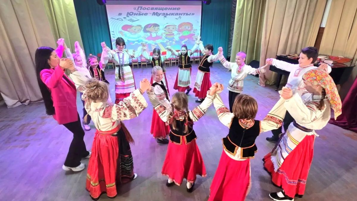 В стенах исторического Дома Дерябина царила по-настоящему праздничная атмосфера! Здесь прошло торжественное посвящение в ученики для самых юных талантов - первоклассников класса фольклора Екатерины Сергеевны Коджаевой В стенах исторического Дома Дерябина царила по-настоящему праздничная атмосфера! Здесь прошло торжественное посвящение в ученики для самых юных талантов - первоклассников класса фольклора Екатерины Сергеевны Коджаевой
