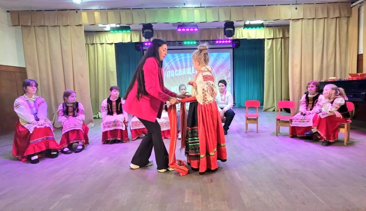 В стенах исторического Дома Дерябина царила по-настоящему праздничная атмосфера! Здесь прошло торжественное посвящение в ученики для самых юных талантов - первоклассников класса фольклора Екатерины Сергеевны Коджаевой В стенах исторического Дома Дерябина царила по-настоящему праздничная атмосфера! Здесь прошло торжественное посвящение в ученики для самых юных талантов - первоклассников класса фольклора Екатерины Сергеевны Коджаевой