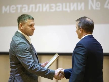 Александр Шуваев поучаствовал в запуске обновлённой установки металлизации на ОЭМК Александр Шуваев поучаствовал в запуске обновлённой установки металлизации на ОЭМК
