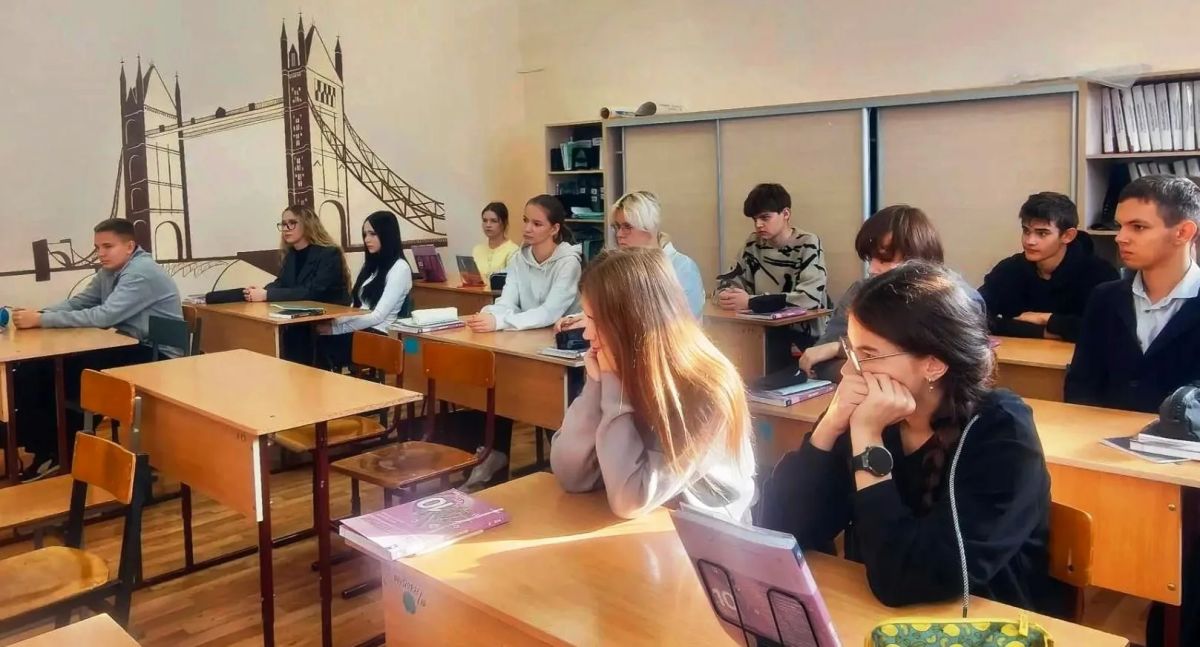 В рамках всероссийского проекта «Классные встречи» для школьников организовали встречу с участником специальной военной операции В рамках всероссийского проекта «Классные встречи» для школьников организовали встречу с участником специальной военной операции