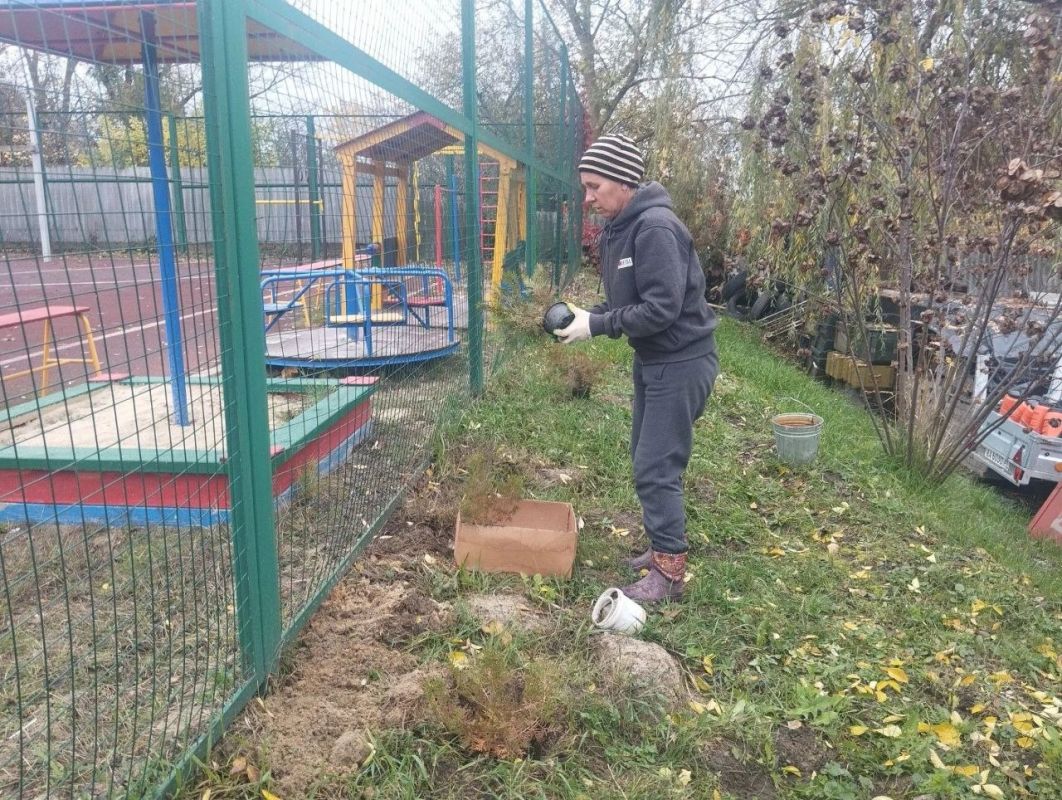В рамках месячника служения Белгородской области в Борисовском округе продолжаются работы по благоустройству В рамках месячника служения Белгородской области в Борисовском округе продолжаются работы по благоустройству