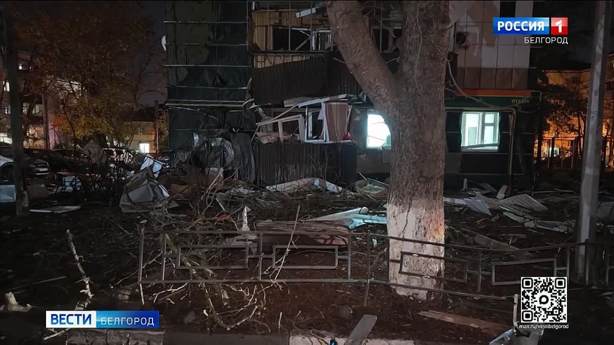Мощный взрыв откинул автомобиль на дверь подъезда, и жителям многоэтажки пришлось покидать её через окна