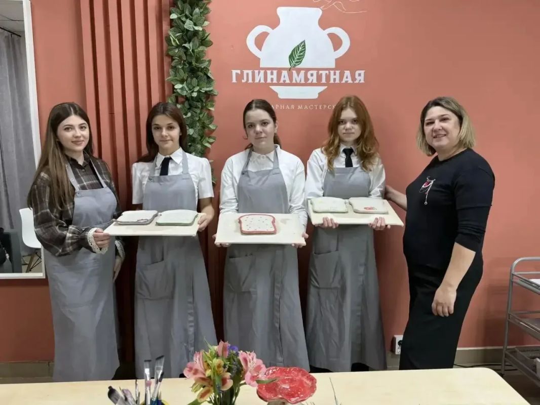 В рамках проекта «Развитие предпринимательского потенциала и деловой активности у населения Алексеевского муниципального округа» школьницы из МБОУ «ООШ №5» пришли к Кристине Сероштан — в гончарную студию «ГлинаМятная» В рамках проекта «Развитие предпринимательского потенциала и деловой активности у населения Алексеевского муниципального округа» школьницы из МБОУ «ООШ №5» пришли к Кристине Сероштан — в гончарную студию «ГлинаМятная»