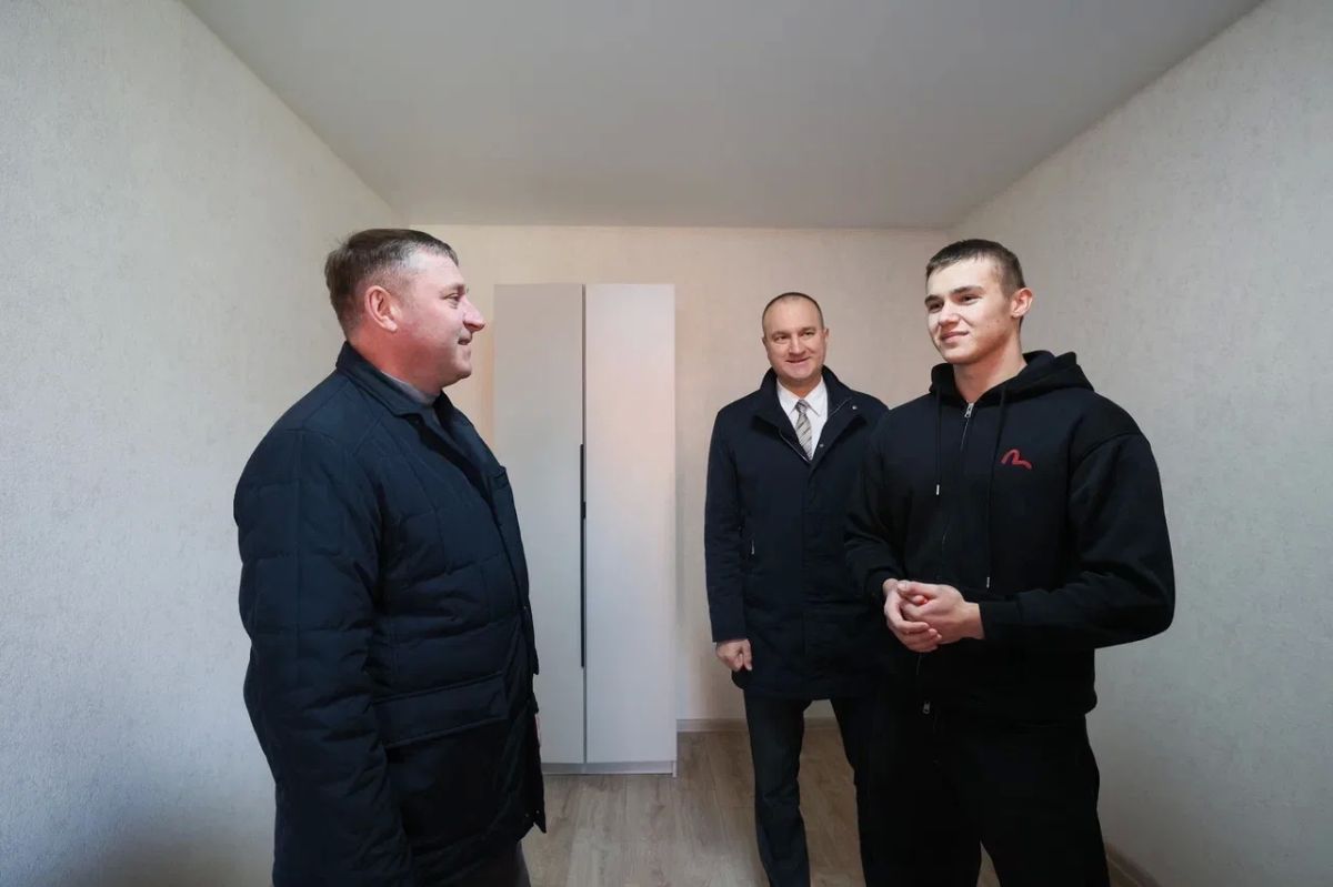 Александр Шуваев: Сегодня вручил ключи детям-сиротам и семьям, где растут дети с ограничениями по здоровью Александр Шуваев: Сегодня вручил ключи детям-сиротам и семьям, где растут дети с ограничениями по здоровью