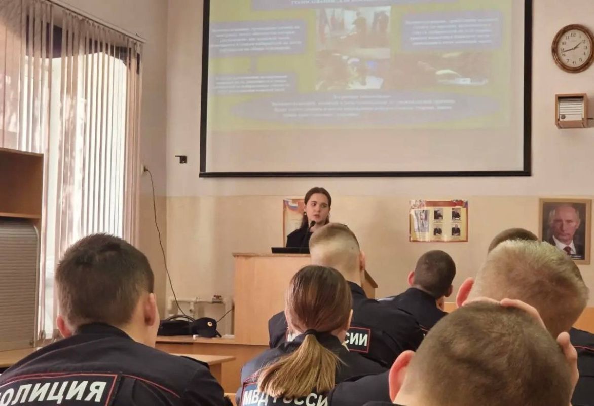 Член молодёжной избирательной комиссии Белгородской области Екатерина Попова провела лекцию для курсантов Белгородского юридического института МВД России имени И. Д. Путилина Член молодёжной избирательной комиссии Белгородской области Екатерина Попова провела лекцию для курсантов Белгородского юридического института МВД России имени И. Д. Путилина