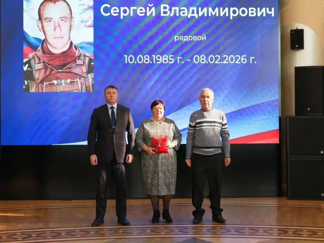 Александр Шуваев передал семьям погибших героев 31 государственную награду Александр Шуваев передал семьям погибших героев 31 государственную награду
