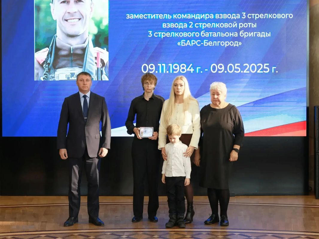 Михаил Лобазнов: Губернатор Белгородской области Александр Михайлович Шуваев передал две государственные награды Российской Федерации двум старооскольским семьям погибших героев Михаил Лобазнов: Губернатор Белгородской области Александр Михайлович Шуваев передал две государственные награды Российской Федерации двум старооскольским семьям погибших героев