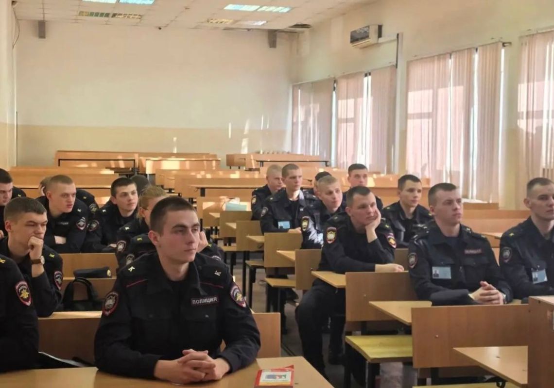 Член молодёжной избирательной комиссии Белгородской области Екатерина Попова провела лекцию для курсантов Белгородского юридического института МВД России имени И. Д. Путилина Член молодёжной избирательной комиссии Белгородской области Екатерина Попова провела лекцию для курсантов Белгородского юридического института МВД России имени И. Д. Путилина