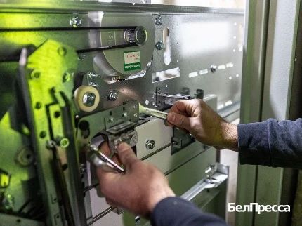 В многоэтажке на Преображенской в Белгороде завершают установку нового лифта В многоэтажке на Преображенской в Белгороде завершают установку нового лифта
