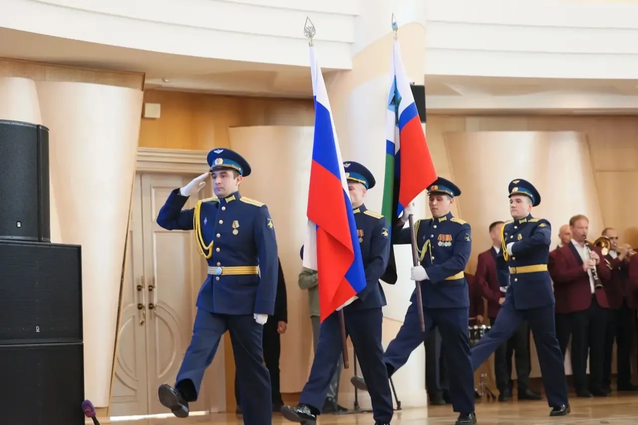 Сегодня в торжественной обстановке губернатор Александр Шуваев вручил государственные награды семьям тех, кто ценой своей жизни защищал нашу родину и мирных граждан