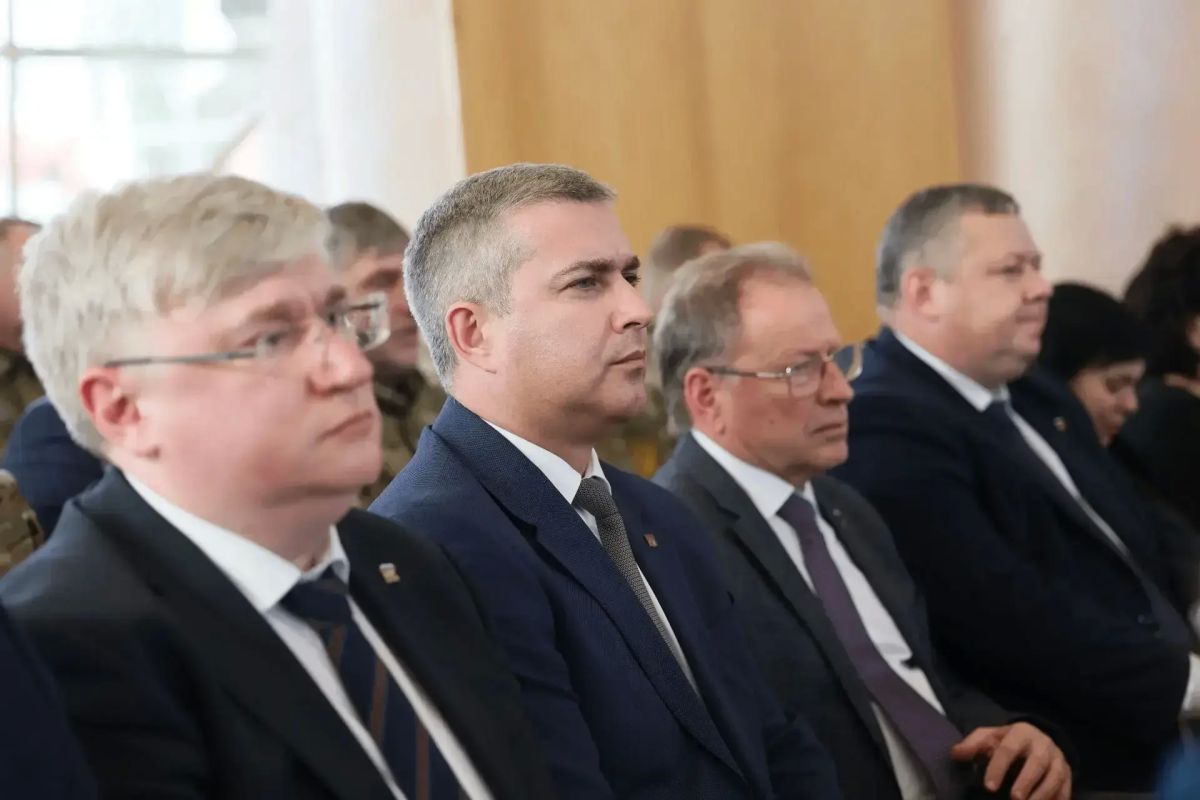 Михаил Лобазнов: Губернатор Белгородской области Александр Михайлович Шуваев передал две государственные награды Российской Федерации двум старооскольским семьям погибших героев Михаил Лобазнов: Губернатор Белгородской области Александр Михайлович Шуваев передал две государственные награды Российской Федерации двум старооскольским семьям погибших героев