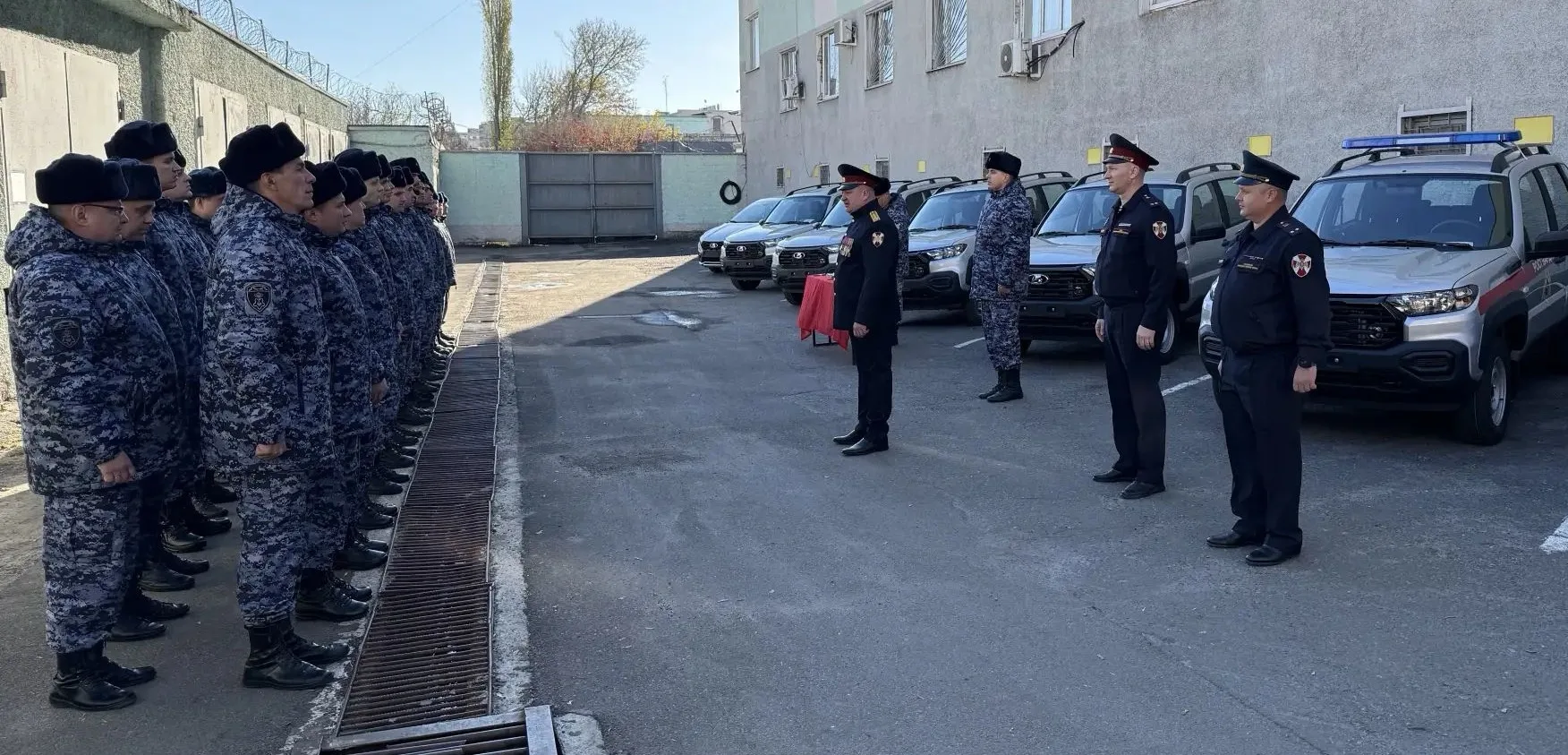 Новые служебные автомобили вручили росгвардейцам в Белгороде