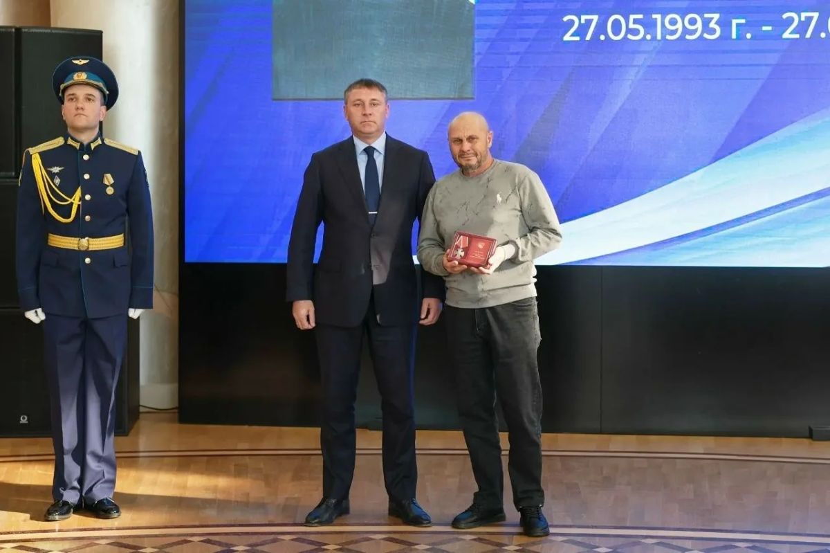 Алексей Дыбов: Александр Шуваев передал семьям погибших героев 31 государственную награду Алексей Дыбов: Александр Шуваев передал семьям погибших героев 31 государственную награду