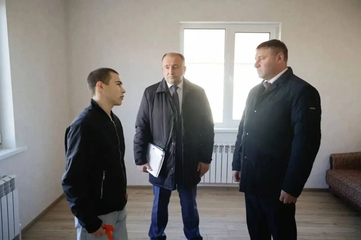 Александр Шуваев: Посетил Прохоровку и вручил ключи от квартир двум ребятам из числа детей-сирот Александр Шуваев: Посетил Прохоровку и вручил ключи от квартир двум ребятам из числа детей-сирот