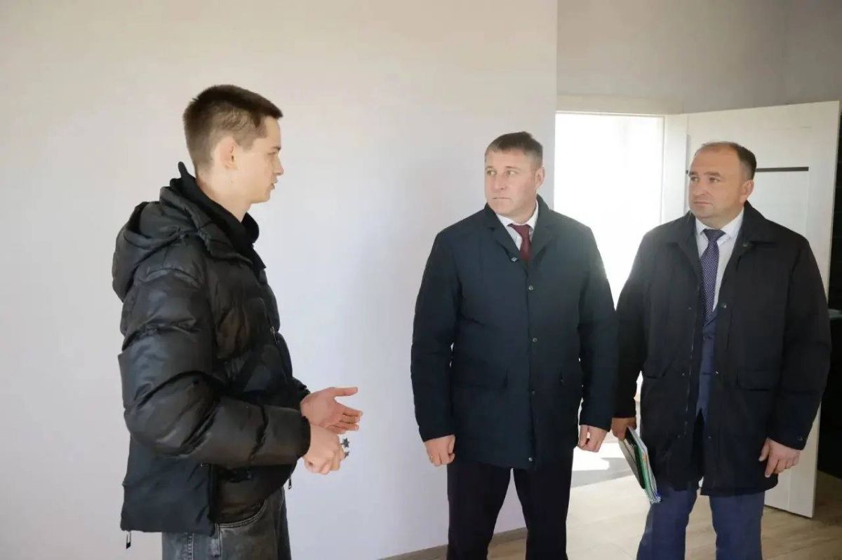 Александр Шуваев: Посетил Прохоровку и вручил ключи от квартир двум ребятам из числа детей-сирот Александр Шуваев: Посетил Прохоровку и вручил ключи от квартир двум ребятам из числа детей-сирот
