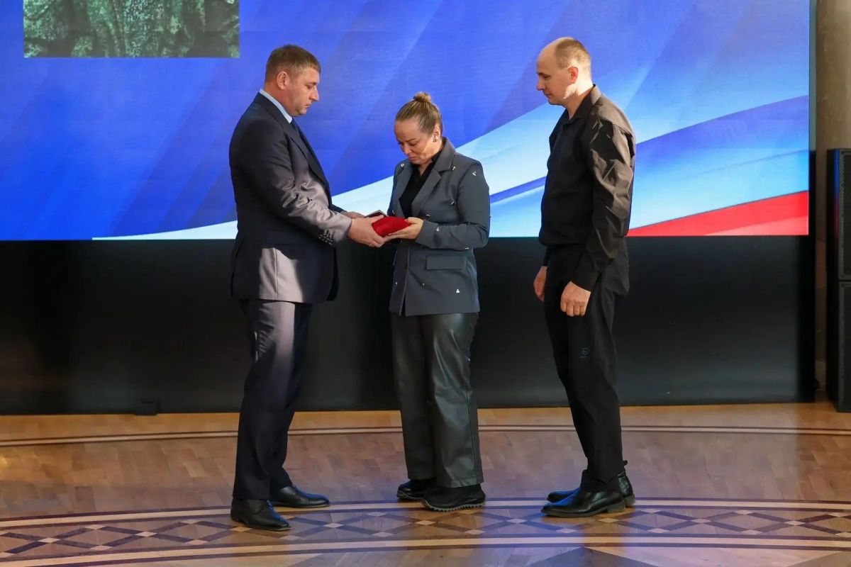 Александр Шуваев передал 31 государственную награду семьям погибших героев Александр Шуваев передал 31 государственную награду семьям погибших героев