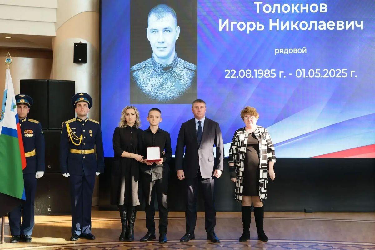 Александр Шуваев передал 31 государственную награду семьям погибших героев Александр Шуваев передал 31 государственную награду семьям погибших героев