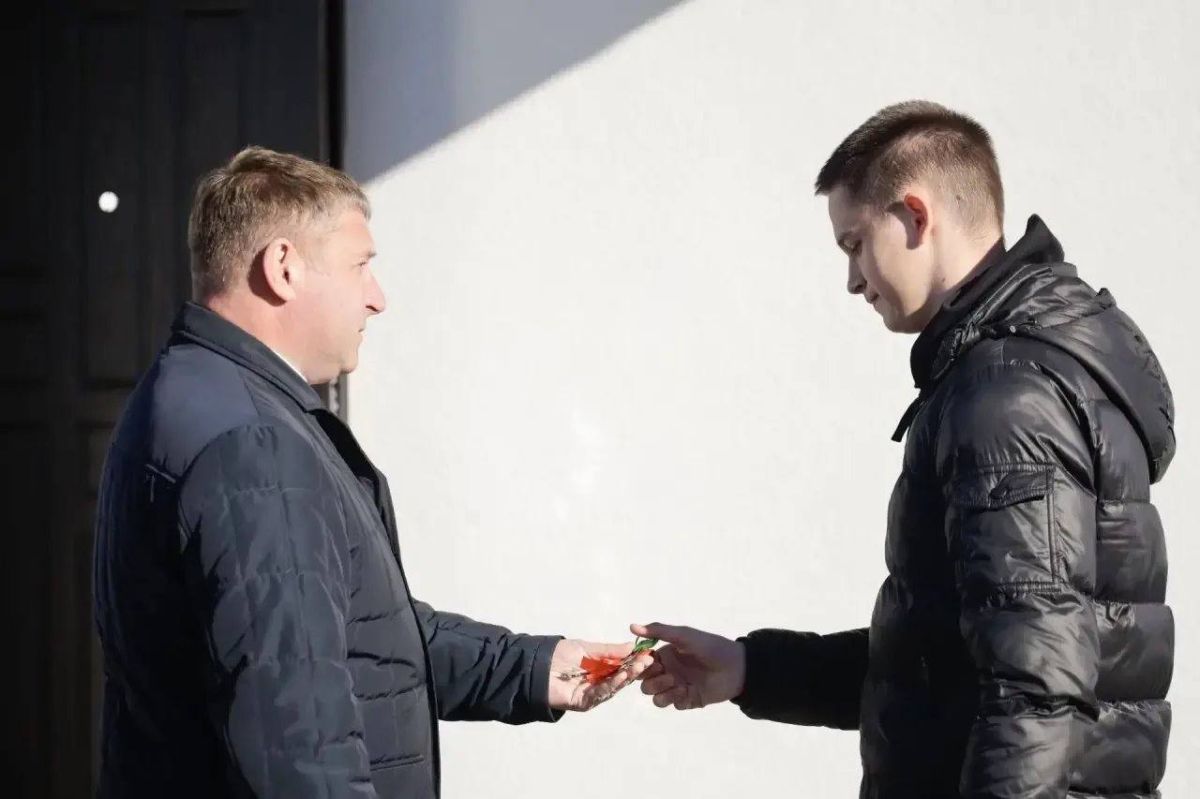 Александр Шуваев: Посетил Прохоровку и вручил ключи от квартир двум ребятам из числа детей-сирот Александр Шуваев: Посетил Прохоровку и вручил ключи от квартир двум ребятам из числа детей-сирот