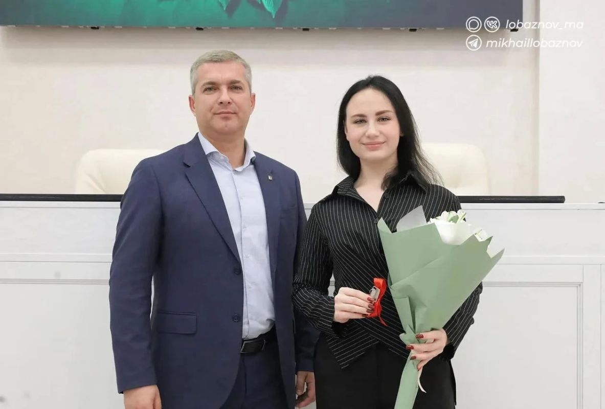 Детям-сиротам и детям, оставшимся без попечения родителей, вручили ключи от собственных квартир Детям-сиротам и детям, оставшимся без попечения родителей, вручили ключи от собственных квартир