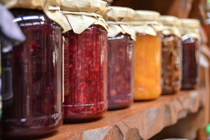 Заплесневелые продукты: какие безопасны, а какие надо выбросить