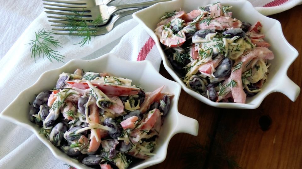 Быстрый и вкусный салат с красной фасолью и пармезаном