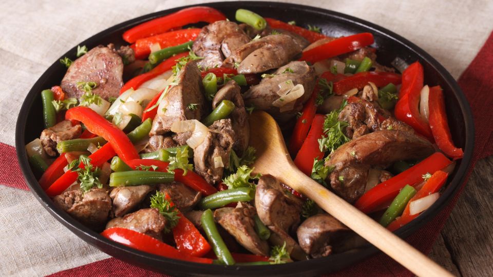 Куриная печень горчит? Убрать неприятный привкус поможет только этот продукт