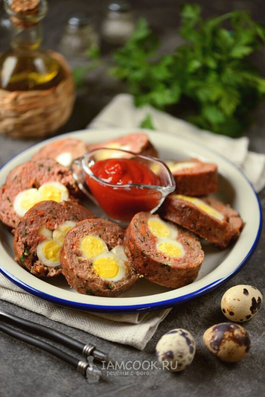 Мясной рулет с перепелиными яйцами: яркое уgoщение к Пасхе