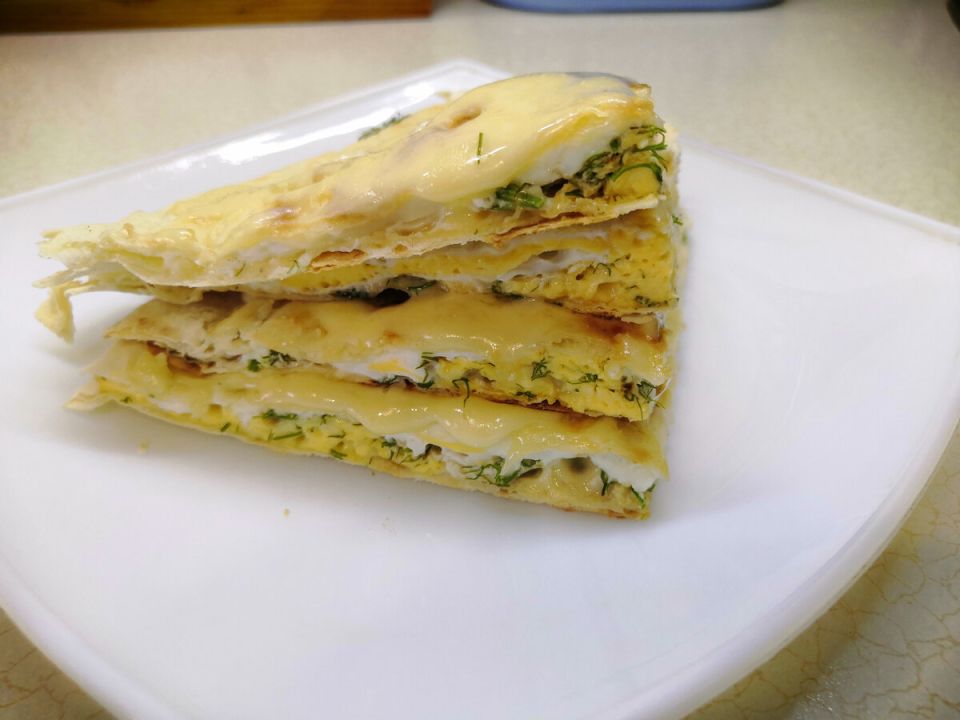 Яичница с сыром и зеленью в лаваше