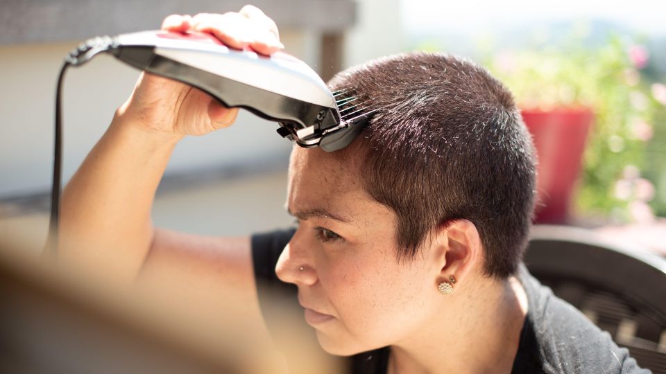 Коротко или наголо: врач поставила точку в жарких спорах о стрижке ради густых волос