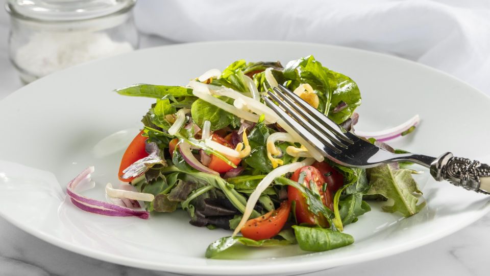 Салат из сочных кальмаров украсит праздничный стол: феерия вкуса из простых продуктов