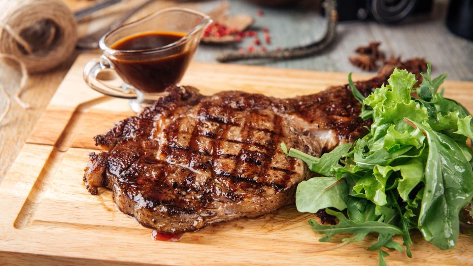 Даже самое жесткое мясо станет нежным: вот чем его нужно посыпать