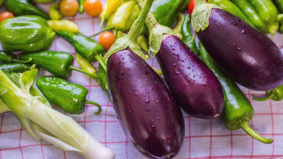 Вымачивать часами не надо: как готовить баклажан, чтобы горечь не портила вкус