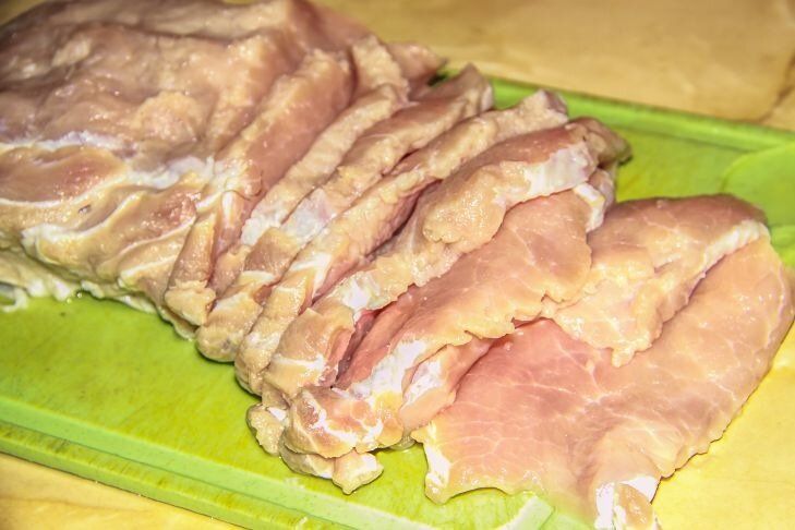 Как сделать так, чтобы куриные рулетики не развалились при готовке: простой трюк