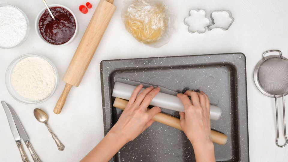 Хитрые хозяйки смачивают пергамент водой: все станет гораздо проще