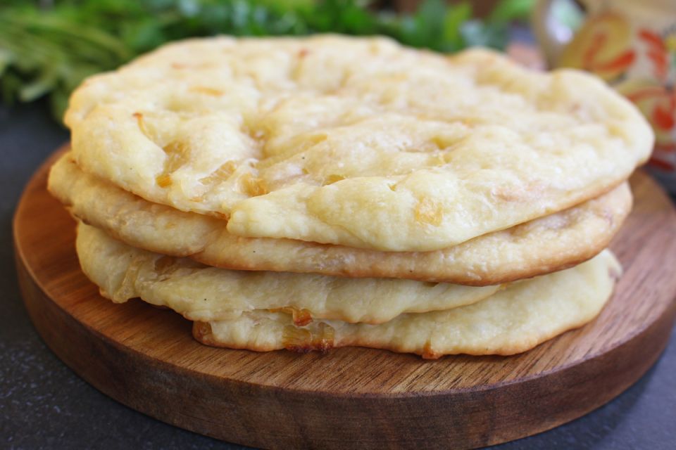 Луковые лепешки: вкусная выпечка для осенних вечеров