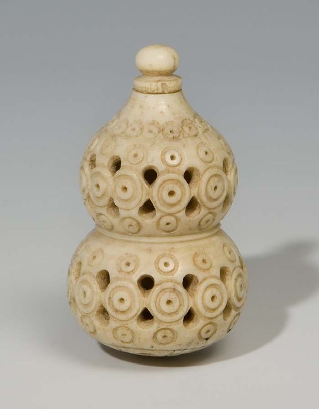 История моды: странные аксессуары, которые носили женщины в прошлом