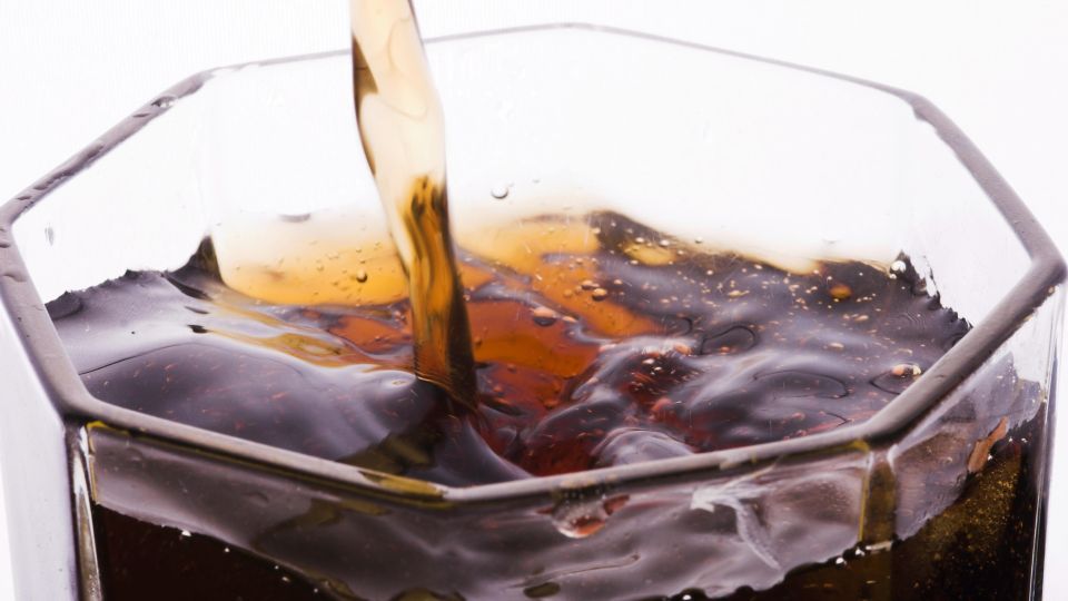 Выброс инсулина, гормонов и адреналина: врач-диетолог объясняет, чем чревата кола