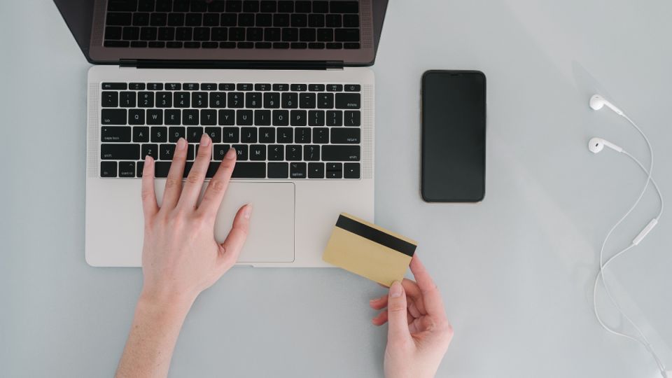 Женщина помещает себя за решетку после кражи у бывшего любимого