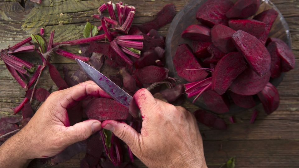 Как очистить руки от свеклы, если мыло не помогает: 100% работающий способ